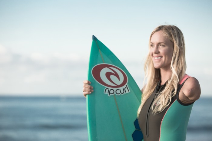 Bethany hamilton surfer surfers annasophia robb surfing exist bitten extraordinary believe battu ont apparence bizarre monde surfs amputee hawaii surfista